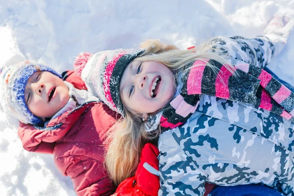 Niños jugando en la nieve grande en invierno . — Foto de Stock