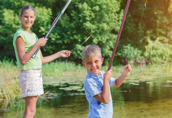 Solitario piccolo bambino pesca sul fiume — Foto Stock