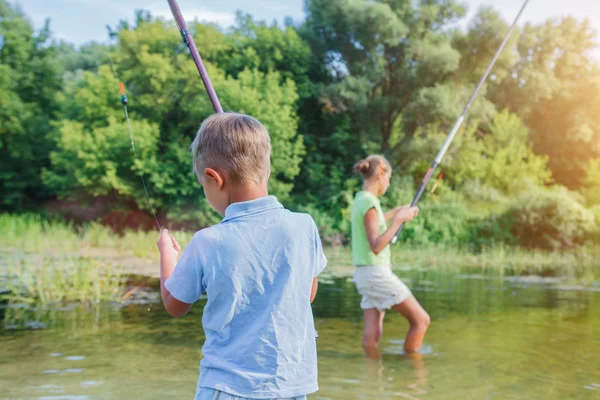 Einsames kleines Kind angelt auf Fluss — Stockfoto