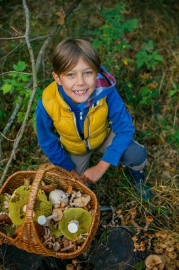 Sevimli çocuk ormanda bulunan yabani mantar ile