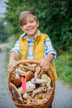 Sevimli çocuk ormanda bulunan yabani mantar ile