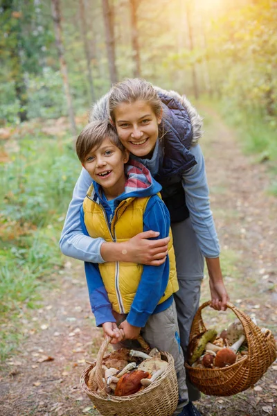 La recolección de setas, la temporada para las setas - los niños adorables con las setas frescas comestibles recogidas — Foto de Stock