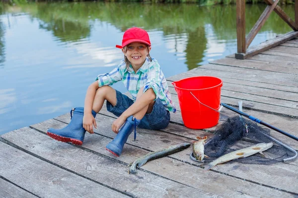 Lindo chico disfrutó de la pesca —  Fotos de Stock