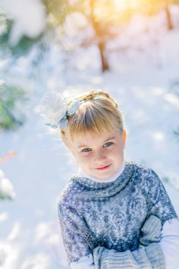 Kış masal. Güzel küçük bir kız karlı bir ormanda yürüyor