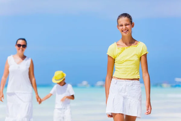 Familia de tres caminando por la playa — Foto de Stock