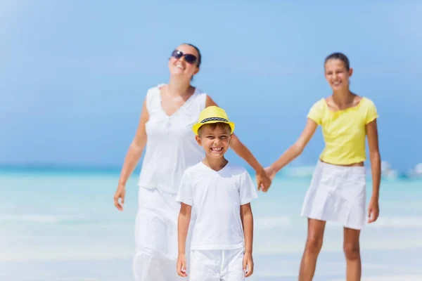 Familia de tres caminando por la playa — Foto de Stock