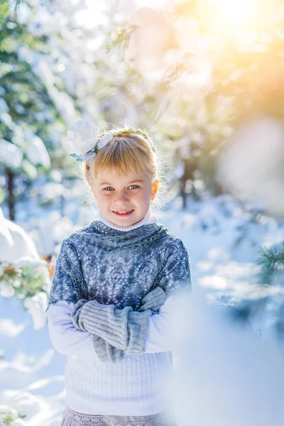Téli mese. Szép kislány sétál a havas erdőben — Stock Fotó