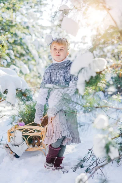 Kış masal. Güzel küçük bir kız karlı bir ormanda yürüyor