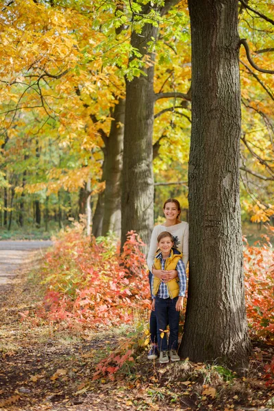 Niños felices divirtiéndose en Autumn Park — Foto de Stock