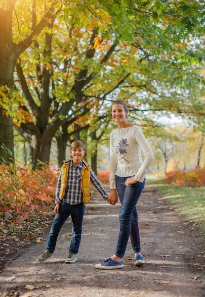 Bambini felici che si divertono nel parco autunnale — Foto Stock