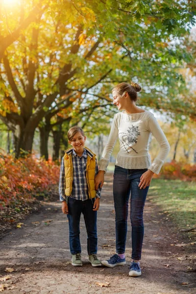 Boldog gyerekek érzik magukat a Park ősz — Stock Fotó