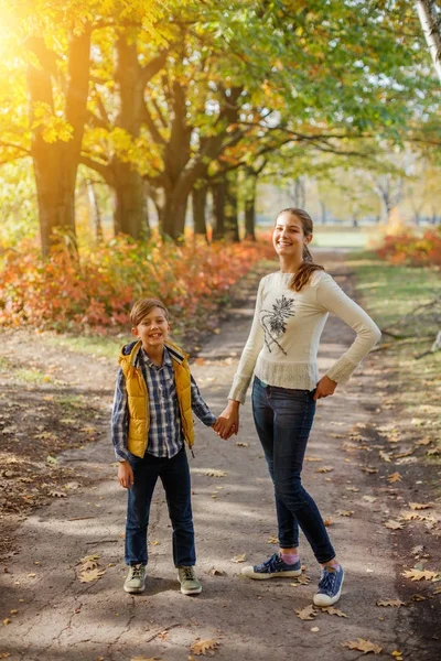 Happy Kids se divertindo em Autumn Park — Fotografia de Stock