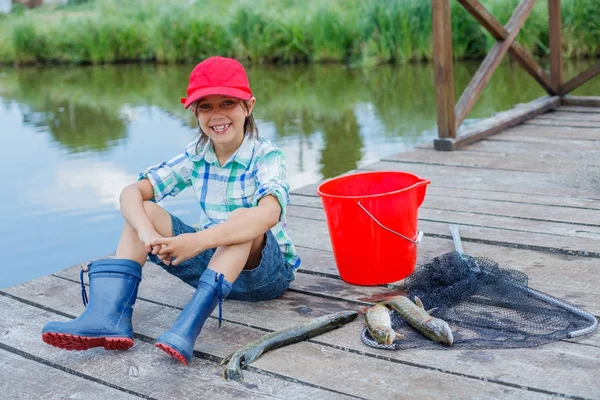 Милий хлопчик насолоджувався риболовлею — стокове фото