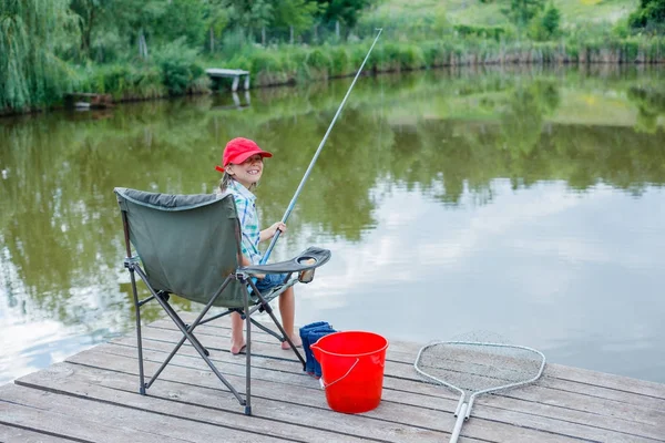 Leuke jongen genoten van de visserij — Stockfoto