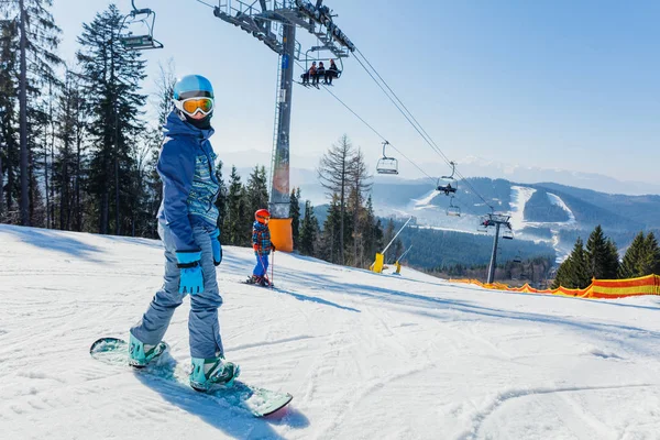 La fille avec un snowboard sur la station de ski — Photo