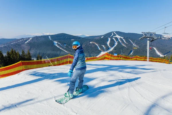 Девушка со сноубордом на горнолыжном курорте — стоковое фото