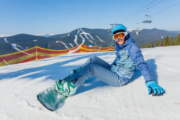 La muchacha con el snowboard en la estación de esquí — Foto de Stock