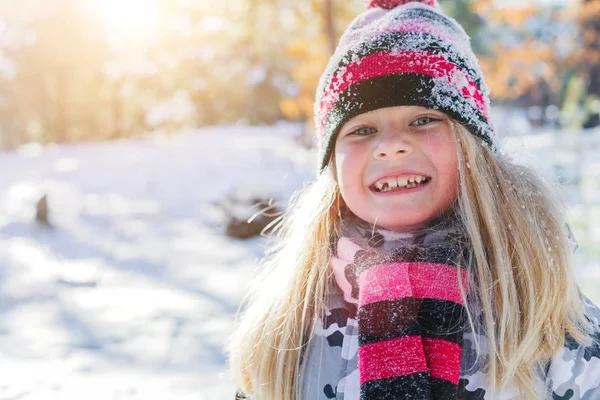 Girl playing in big snow in winter. — Stock Photo, Image