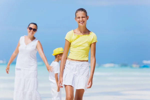 Família de três caminhando na praia — Fotografia de Stock