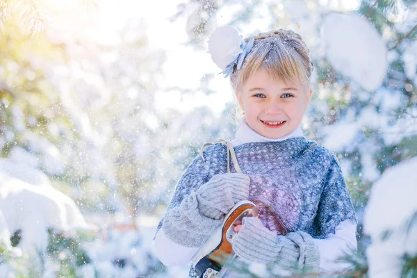 겨울 동화입니다. 아름 다운 소녀는 눈 덮인 숲에서 산책 — 스톡 사진