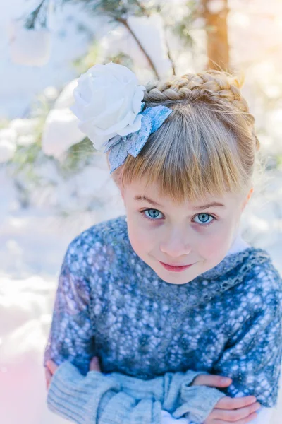 Cuento de hadas de invierno. Hermosa niña está caminando en un bosque nevado — Foto de Stock