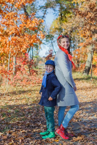 Bambini felici che si divertono nel parco autunnale — Foto Stock