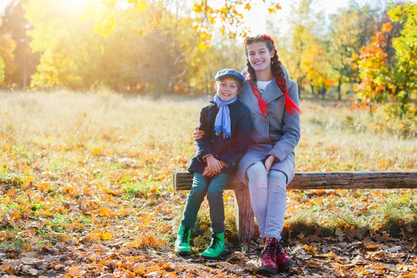 Glückliche Kinder haben Spaß im Herbstpark — Stockfoto