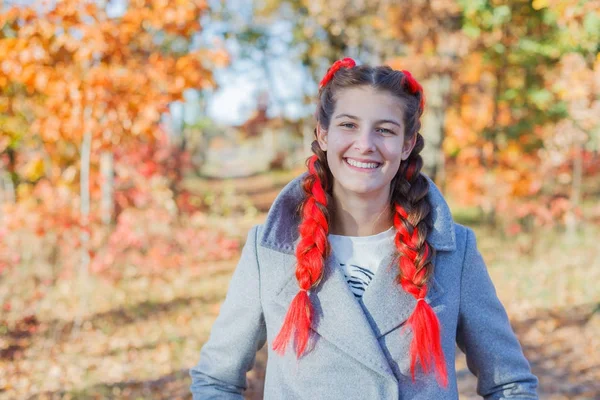 Beautiful young girl - colorful autumn portrait — Stock Photo, Image