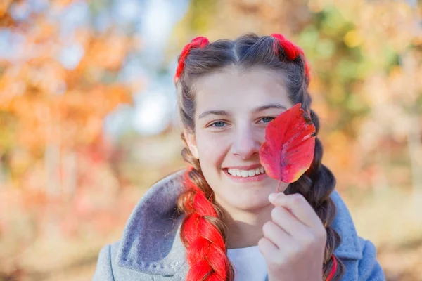 Hermosa joven - retrato de otoño colorido — Foto de Stock