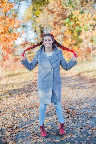Piękna młoda dziewczyna - kolorowy portret jesieni — Zdjęcie stockowe
