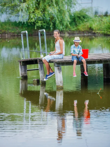 Einsames kleines Kind angelt auf Fluss — Stockfoto