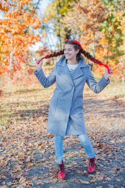 Mooi jong meisje - kleurrijke herfst portret — Stockfoto