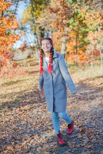 Belle jeune fille - portrait d'automne coloré — Photo