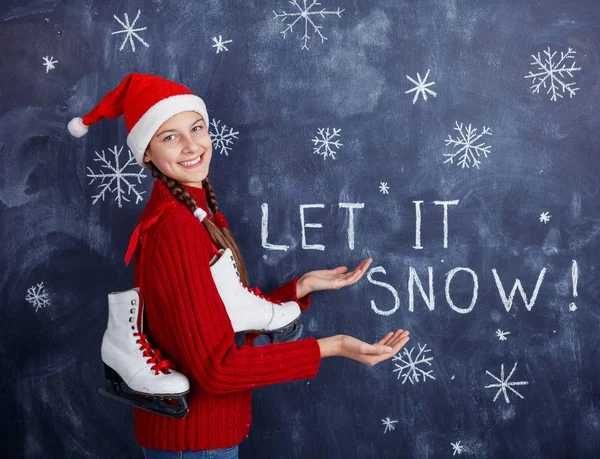Flicka med Tomtemössa med snö — Stockfoto