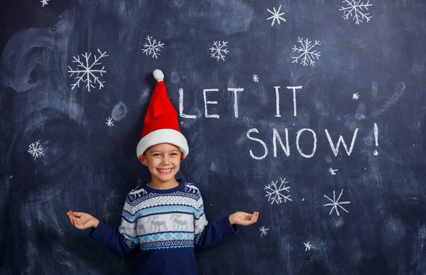 Jongen met kerstmuts met sneeuw — Stockfoto