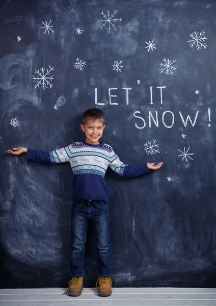 Мальчик со снегом в студии — стоковое фото