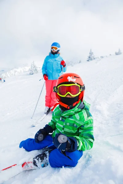 Skiër jongen in een winter ski-oord. — Stockfoto