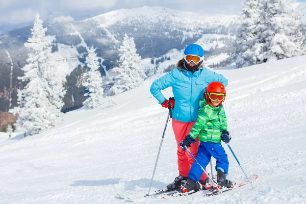 Skidåkare i en winter ski resort. — Stockfoto