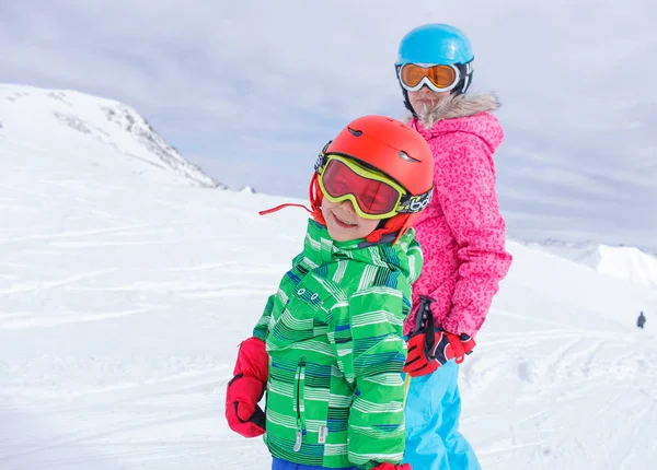 Skiers in a winter ski resort. — Stock Photo, Image