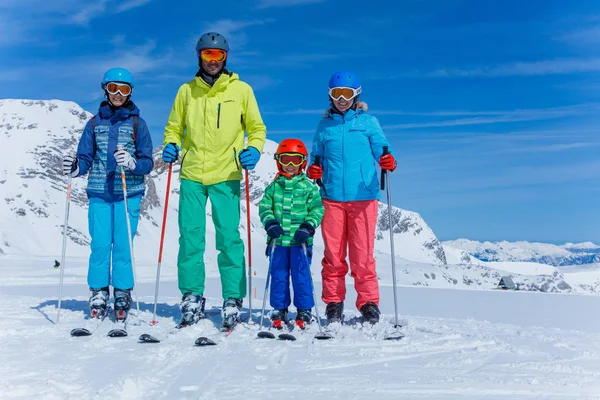 Familie genieten van winter vakanties — Stockfoto
