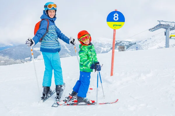 Skiërs in een winter ski-oord. — Stockfoto