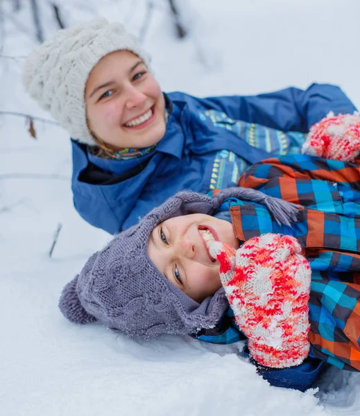 Crianças felizes brincando no dia de inverno nevado . — Fotografia de Stock