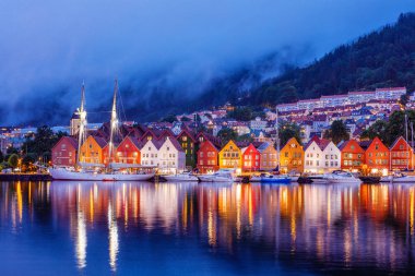 Bergen street Norveç'te tekne ile gece