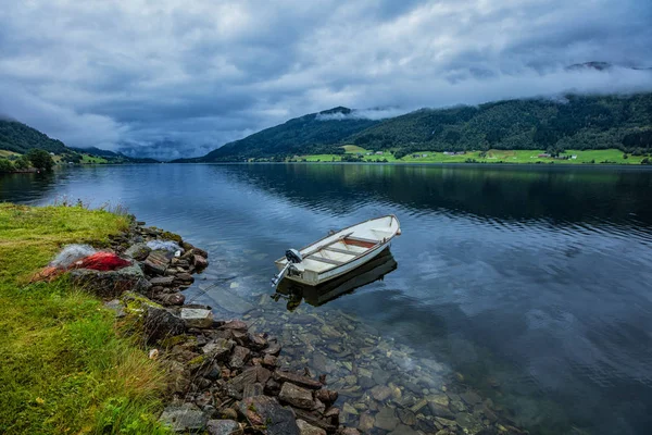 Barco de pesca navegando en el agua con montañas en Noruega . — Foto de Stock