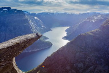 Norveç 'te trolltunga' da oturan adam