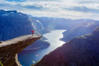 Trolltunga Norveç'te kız