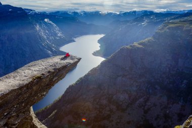 Trolltunga üzerinde yatan kadın