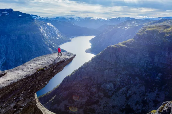 Woman standing on Trolltunga — Stock Photo, Image