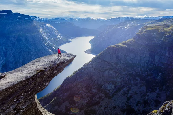 Trolltunga에 서 있는 여자 — 스톡 사진