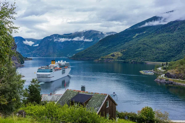 A Geiranger fjordra néz, Norvégia. Tengerjáró hajó, a fjord vonalhajózásban — Stock Fotó